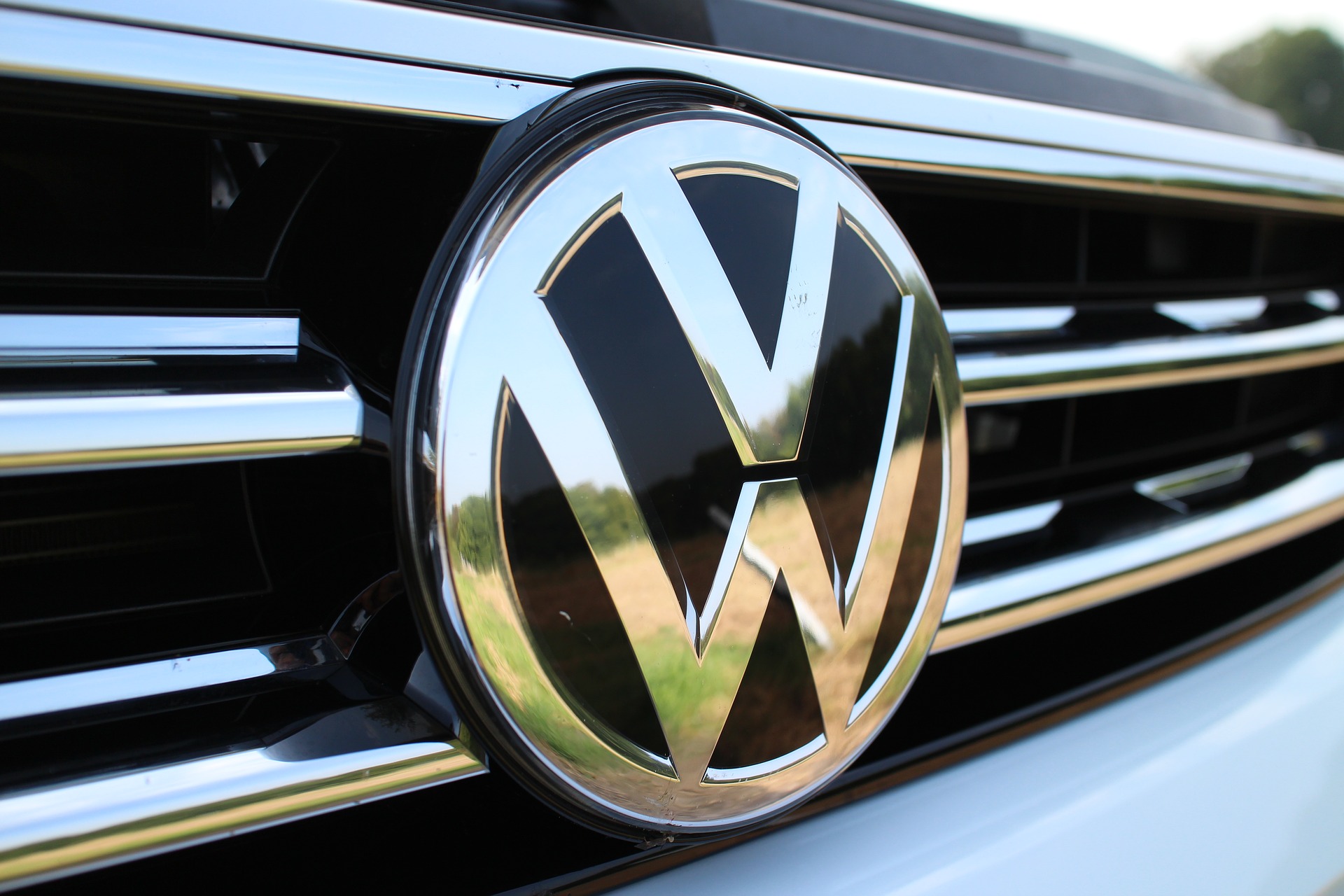 VW-Logo auf dem Kühlergrill