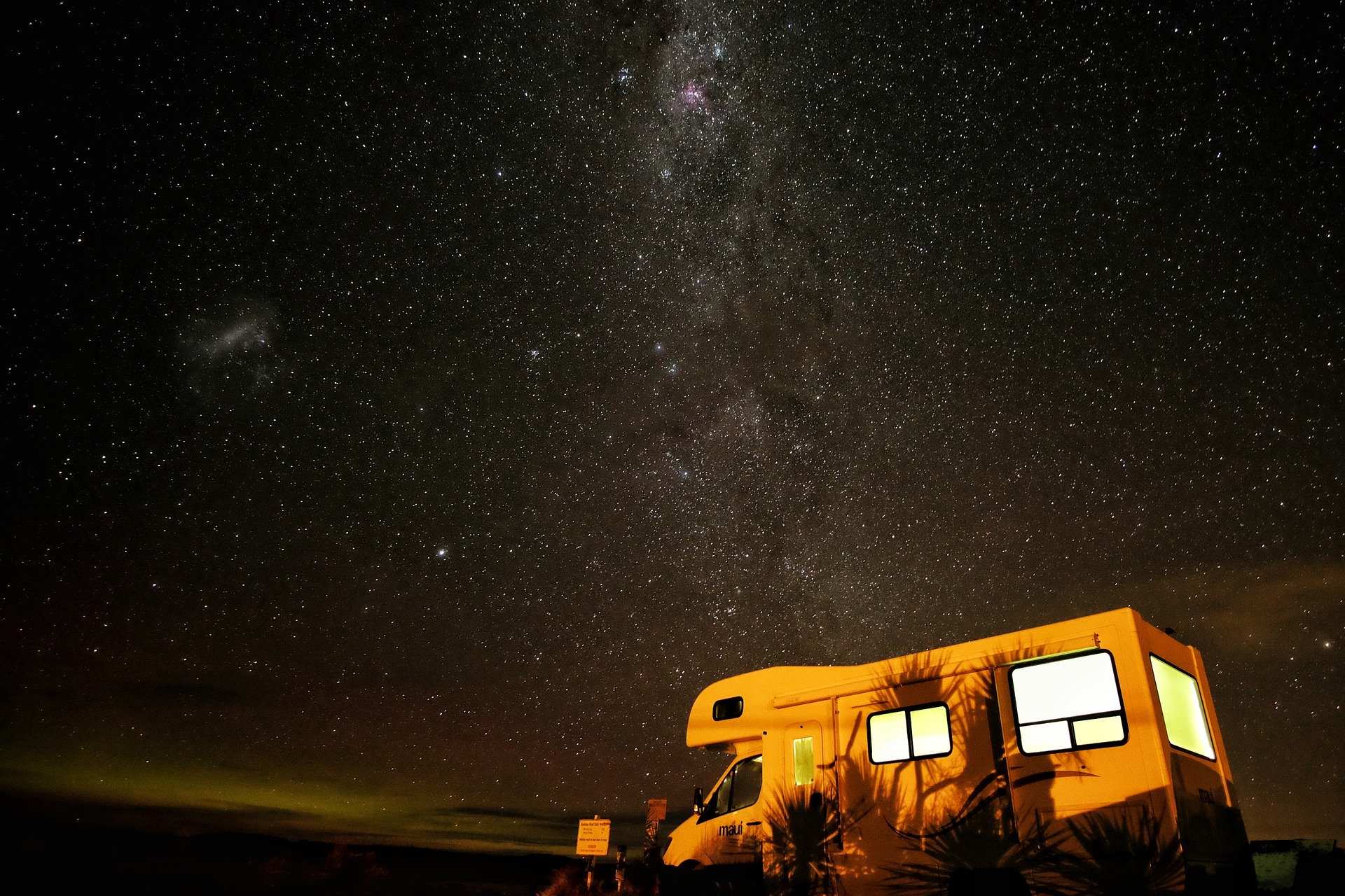Camper vor Nachthimmel.