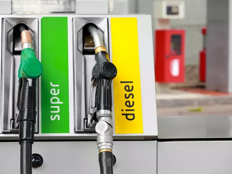 Zapfsäule mit Diesel und Benzin im Abgasskandal