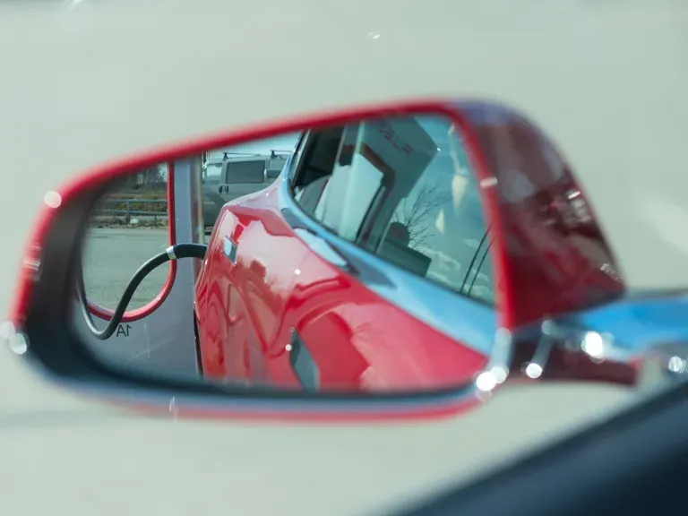 Tesla muss nach Softwareupdate öfter die Ladestationen aufsuchen