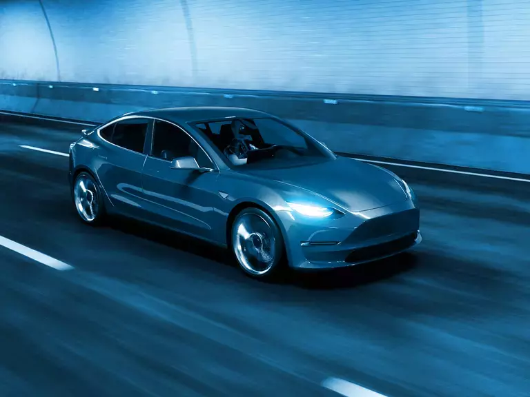 Tesla fährt durch einen Tunnel