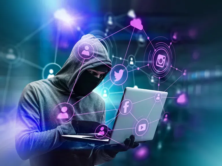 Hacker, der Daten im Internet klaut