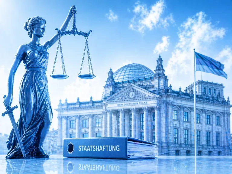 Reichstag im Vordergrund eine Justitia