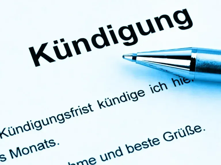 Ausschnitt eines Kündigungsschreibens und ein Kugelschreiber