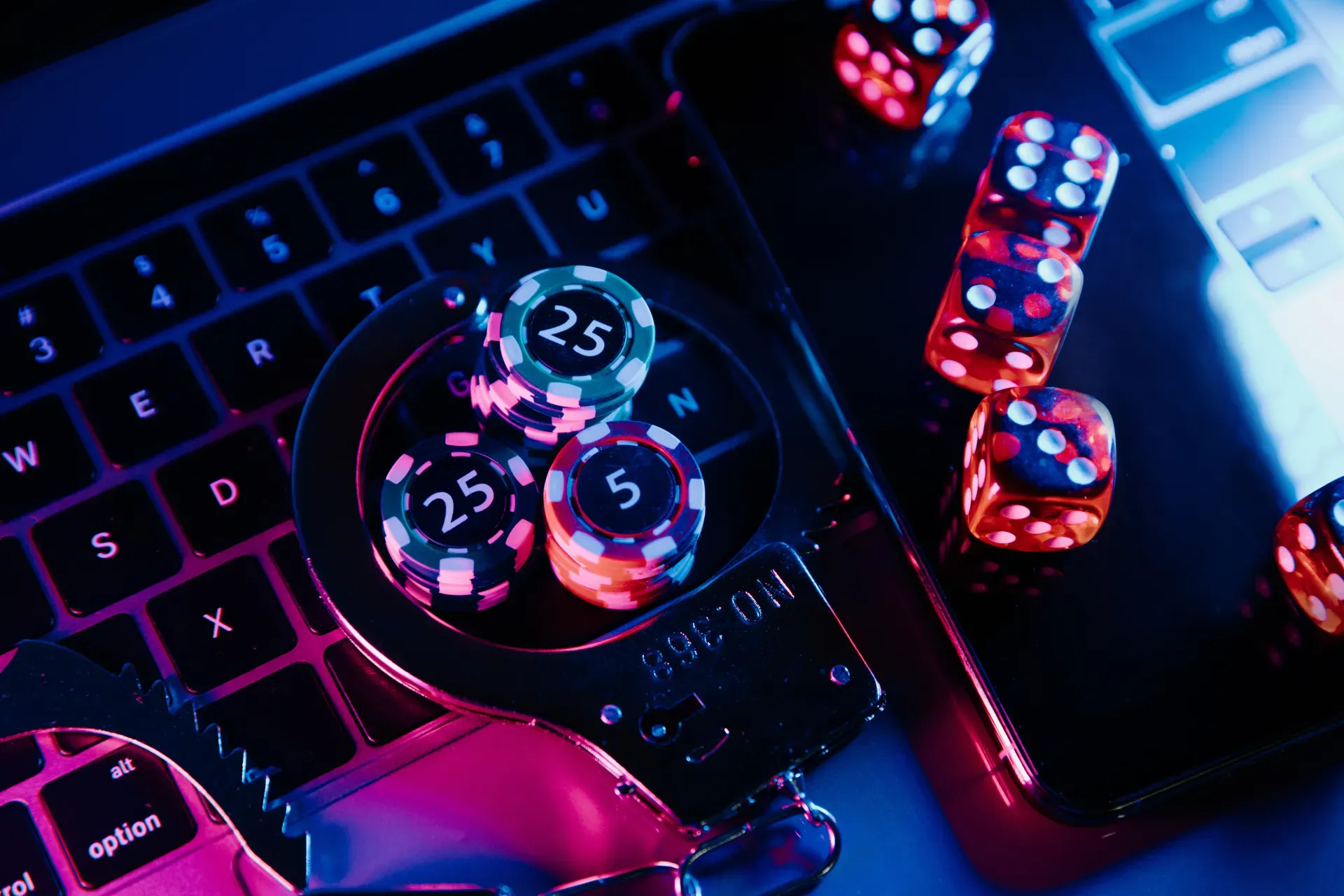 Würfel und Jetons auf einem Laptop