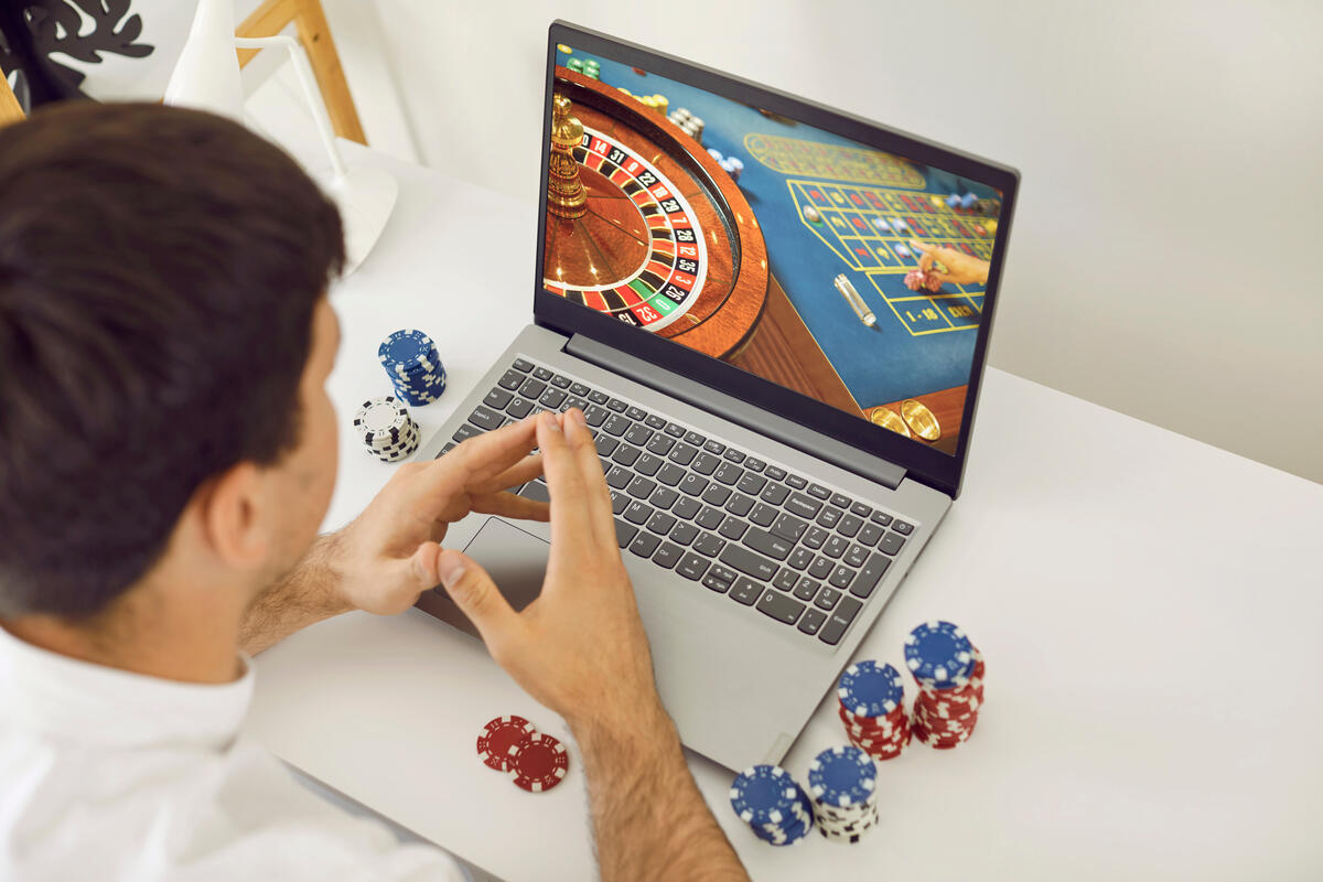 Mann spielt in einem Online-Casino.