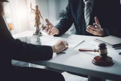 Anwalt für Arbeitsrecht berät Mandantin