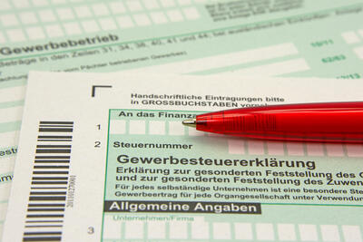 Gewerbesteuererklärung mit Kugelschreiber.