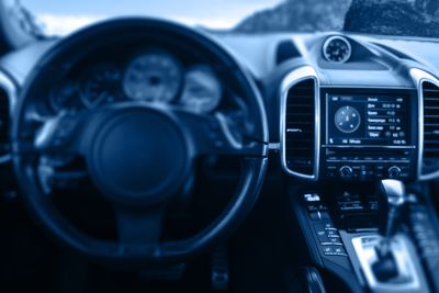 Ein Blick ins Cockpit eines Fahrzeugs