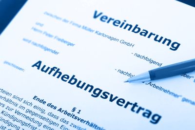 Teilausschnitt Aufhebungsvertrags auf dem ein Stift liegt