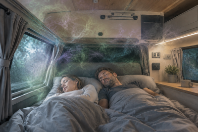 schlafendes Paar in einem Wohnmobil, das giftige Dämpfe einatmet