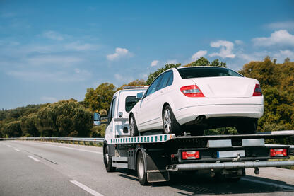 Ein Mercedes wird abgeschleppt