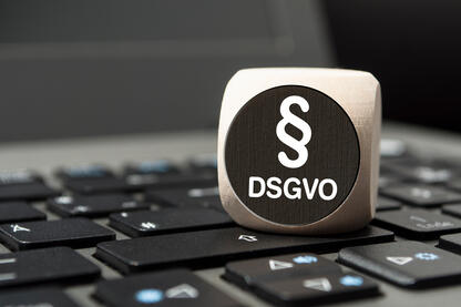 Würfel auf einer Tastatur mit DSGVO-Schriftzug.